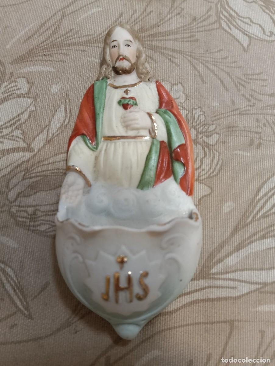 Antig&uuml;edades: Antigua Pila Benditera De Pared En Porcelana - Sagrado Coraz&oacute;n De Jes&uacute;s JHS 16 Cm - Serie 6198