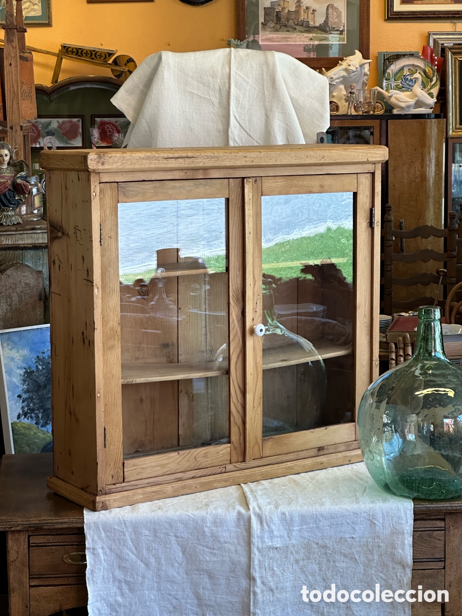 Antig&uuml;edades: Antiguo armario o alacena de madera de pino con cristal, principios del s.XX. Vitrina mueblecito.