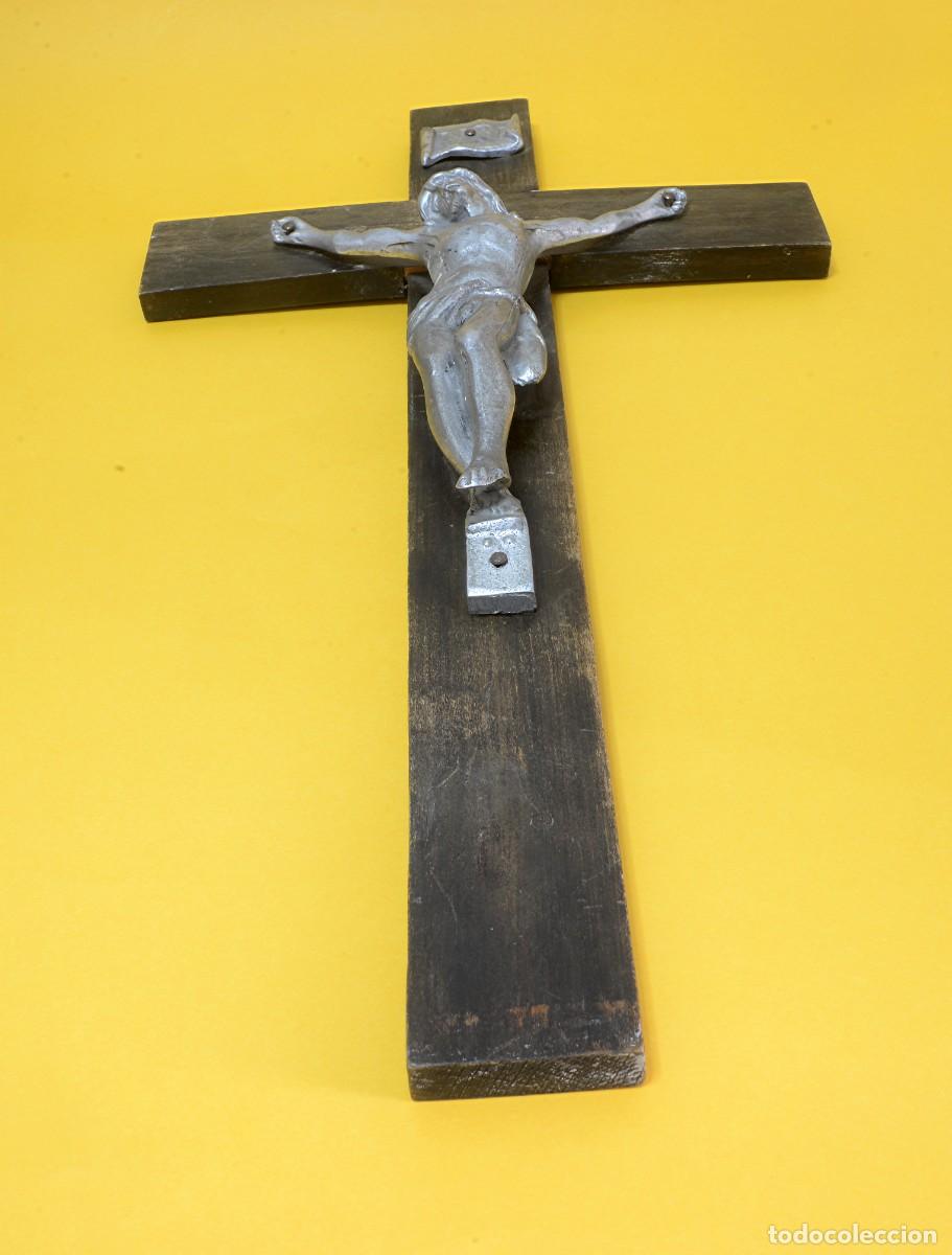 Antig&uuml;edades: CRUCIFIJO DE PARED EN MADERA, JES&Uacute;S EN METAL