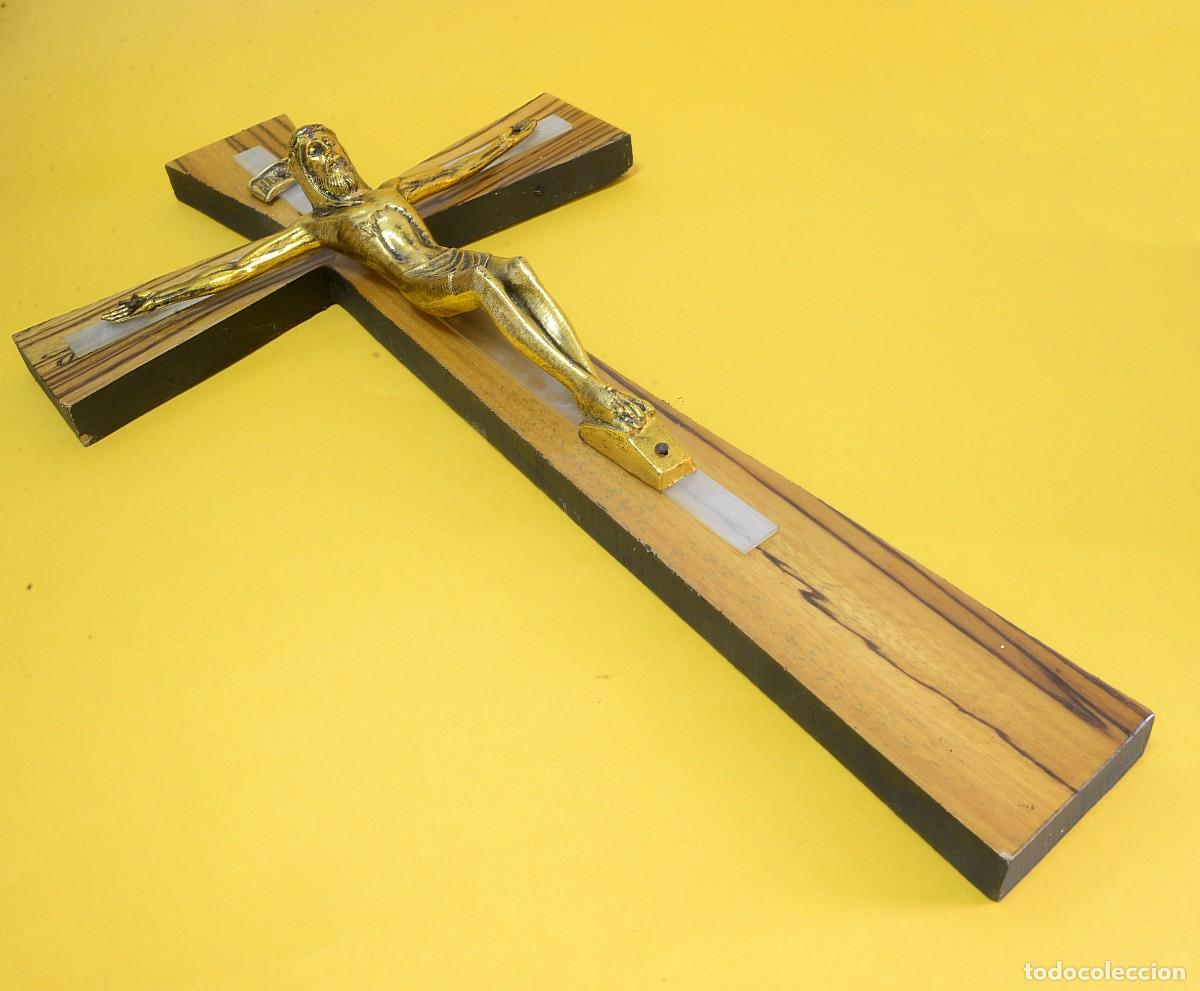 Antig&uuml;edades: CRUCIFIJO DE PARED CON CRUZ DE MADERA Y CURIOSA FIGURA DE JES&Uacute;S EN METAL DORADO 25X45 cm.