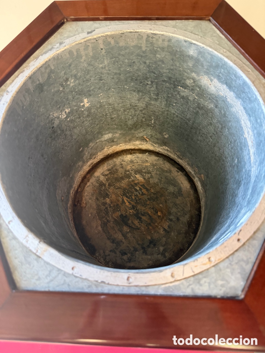 Antig&uuml;edades: Almaz&aacute;n madera con cubeta galvanizada - Foto 2