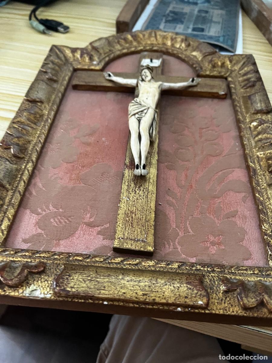 Antig&uuml;edades: Cristo em marfil con Moldau de talha dorado con 33 x23 cm