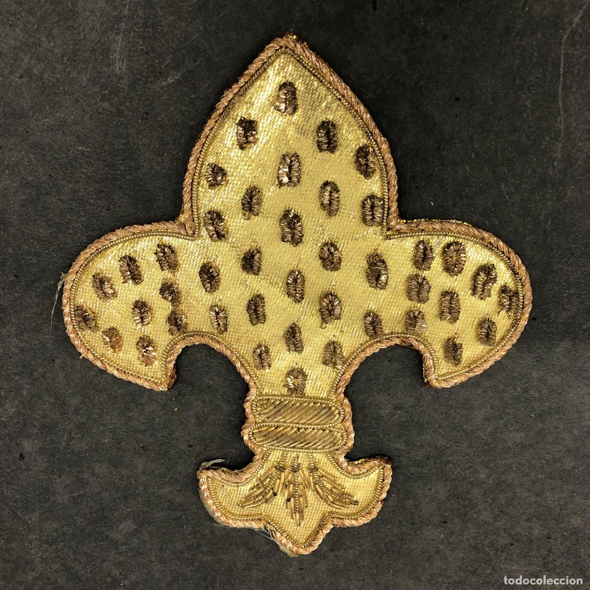 Antig&uuml;edades: PRECIOSA FLOR DE LIS CON HILO DE ORO - HERALDICO - FRANCES Y ESPA&Ntilde;OL - 12,5 X 11,5 CM / 1624