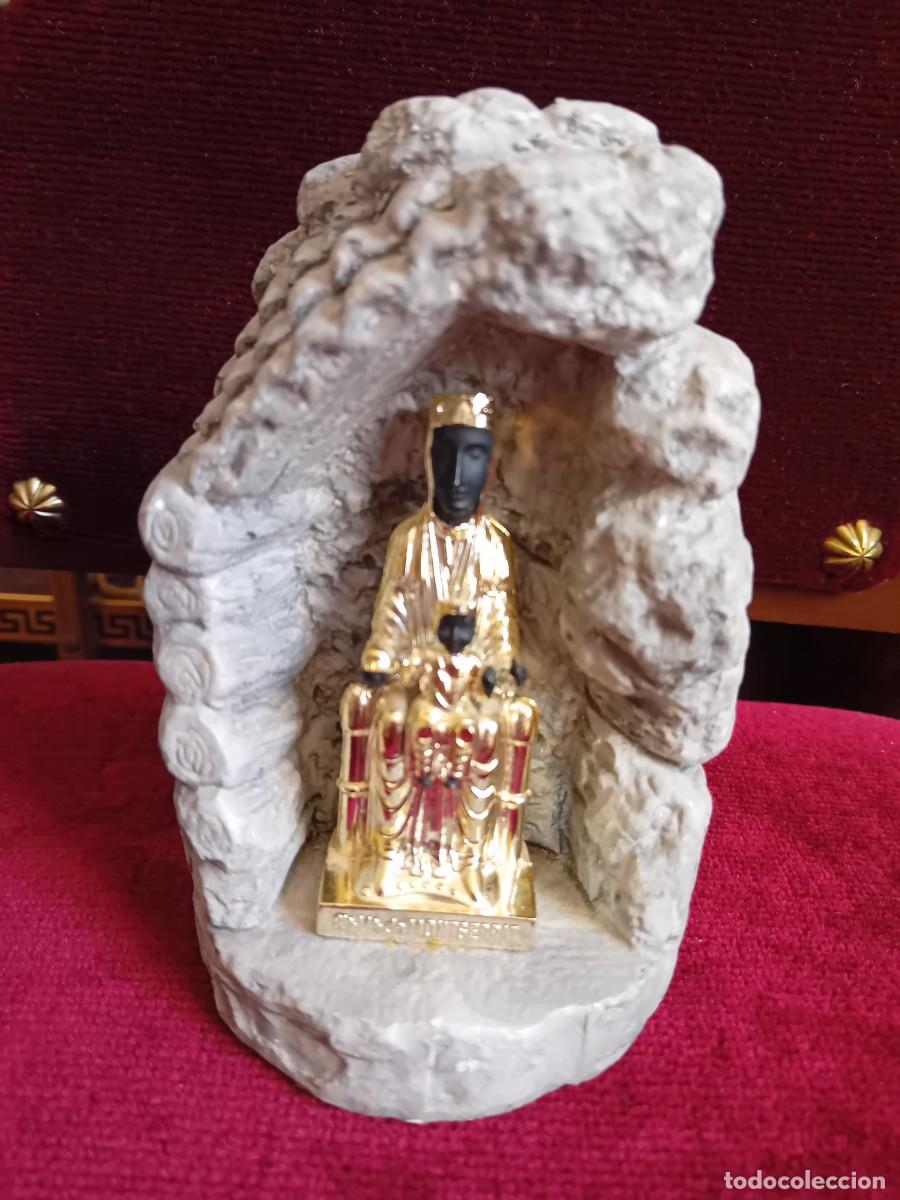 Antig&uuml;edades: Nuestra se&ntilde;ora de Montserrat hornacina de cer&aacute;mica y virgen de pl&aacute;stico duro d&eacute;cada de los 60
