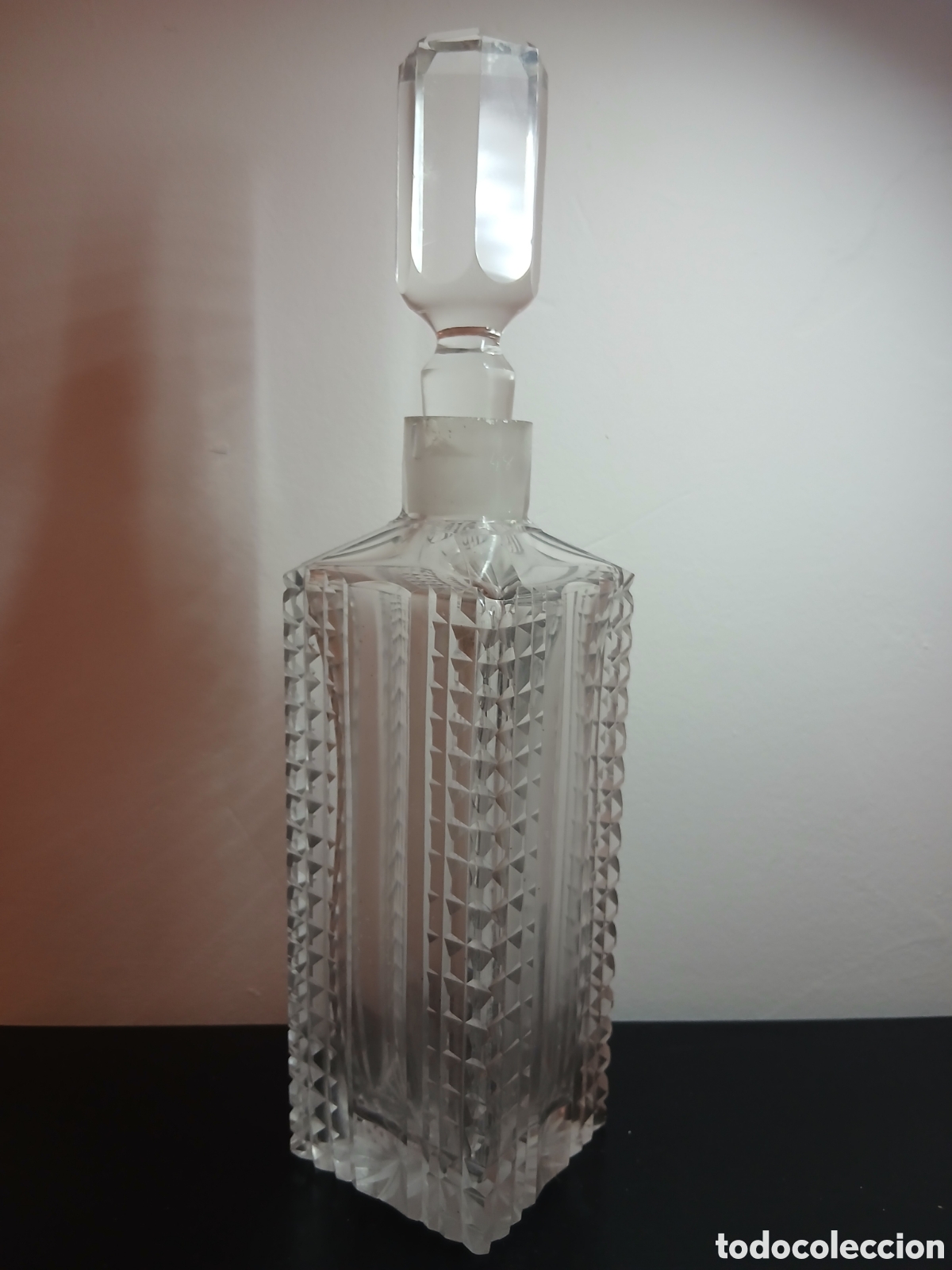 Antig&uuml;edades: Antigua licorera de cristal tallado