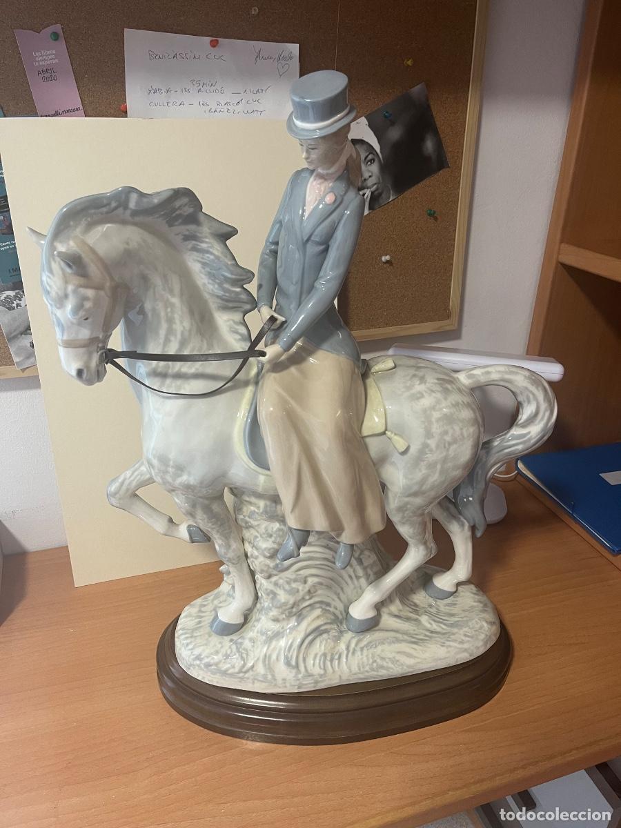 Antig&uuml;edades: figura ecuestre porcela Rex de grande tama&ntilde;o con soporte de madera
