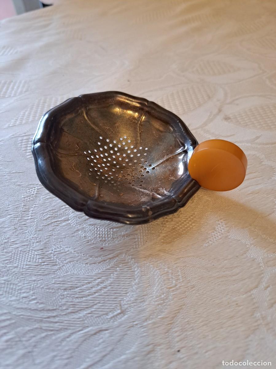 Antig&uuml;edades: Antiguo colador de t&eacute; de alpaca con mango de baquelita. 1920/1940