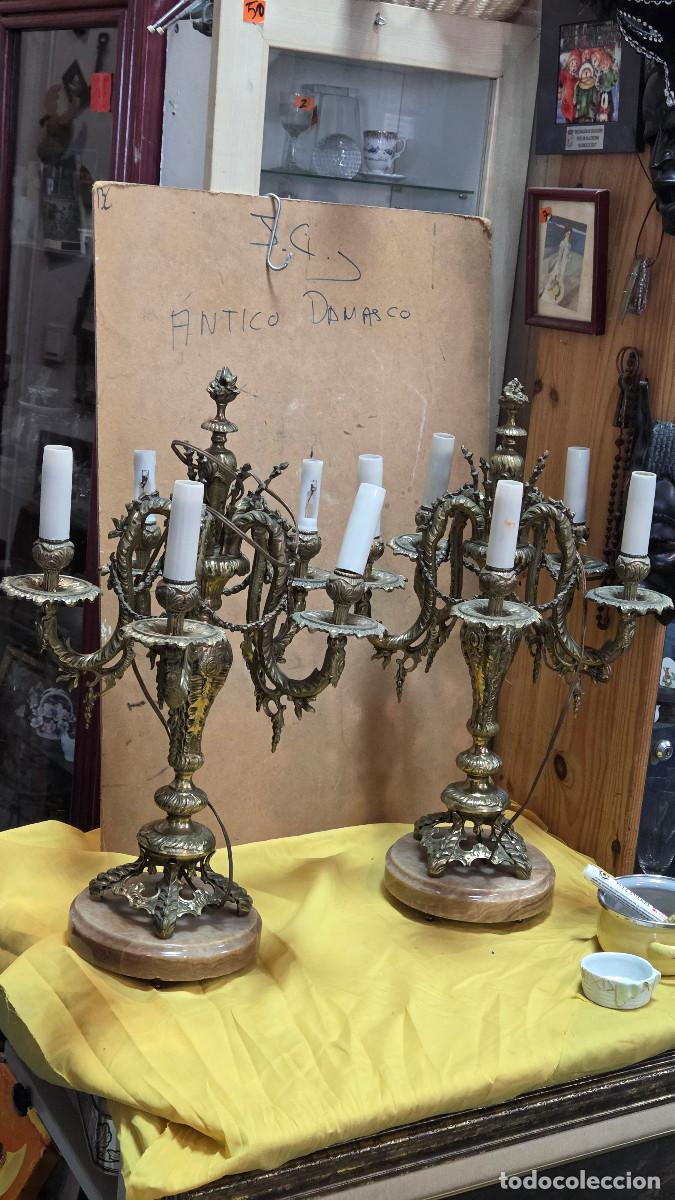 Antig&uuml;edades: 2 candelabros grandes de bronce - Foto 1