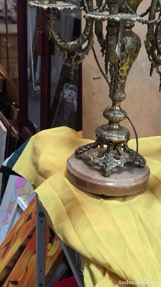 Antig&uuml;edades: 2 candelabros grandes de bronce - Foto 2
