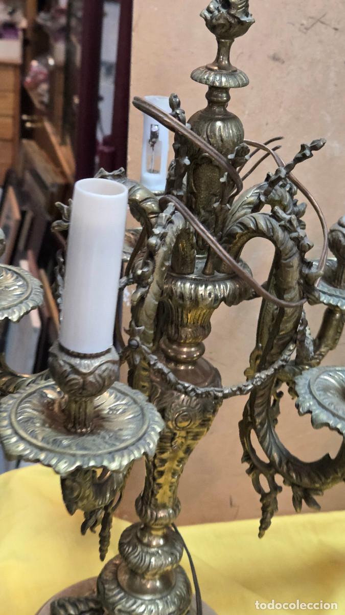 Antig&uuml;edades: 2 candelabros grandes de bronce - Foto 3