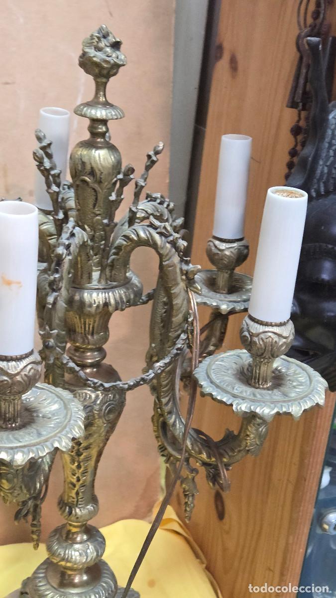 Antig&uuml;edades: 2 candelabros grandes de bronce - Foto 4