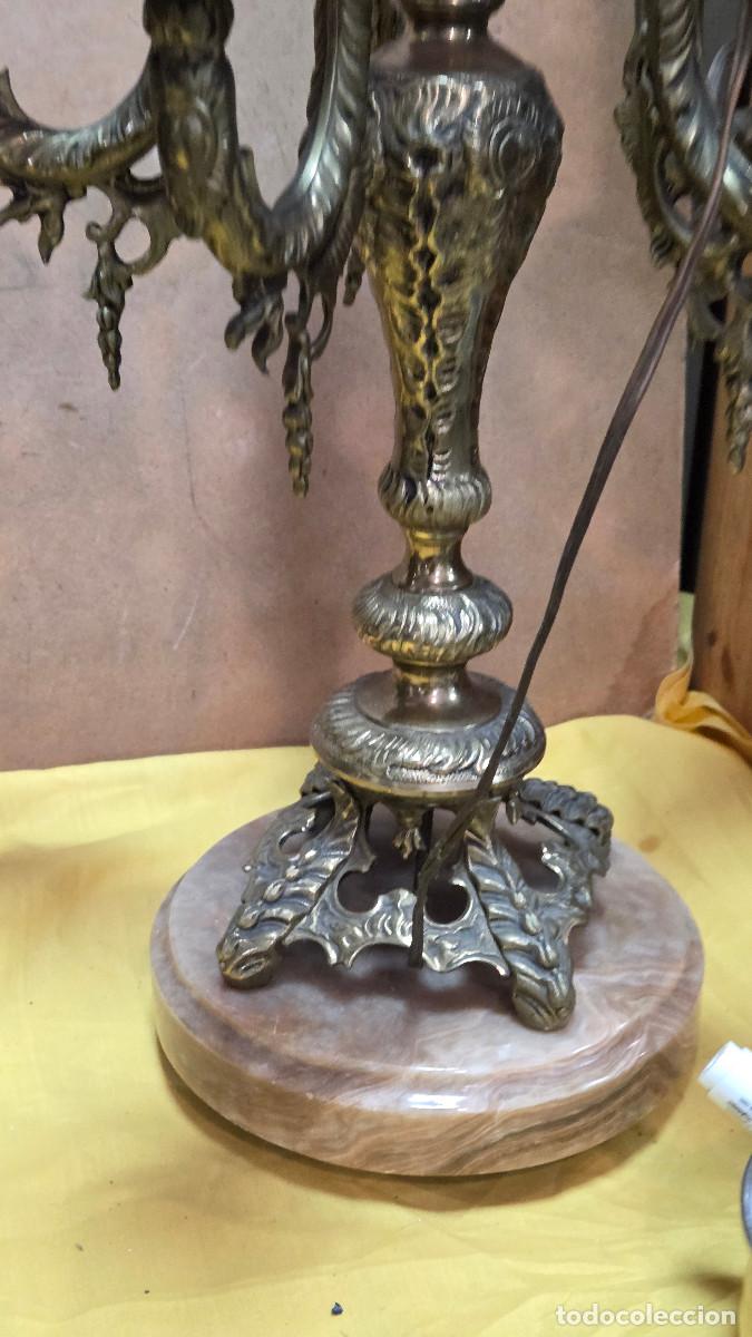 Antig&uuml;edades: 2 candelabros grandes de bronce - Foto 5