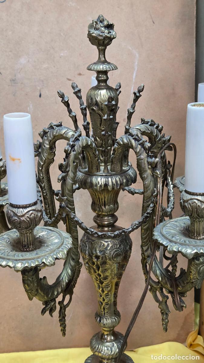 Antig&uuml;edades: 2 candelabros grandes de bronce - Foto 7