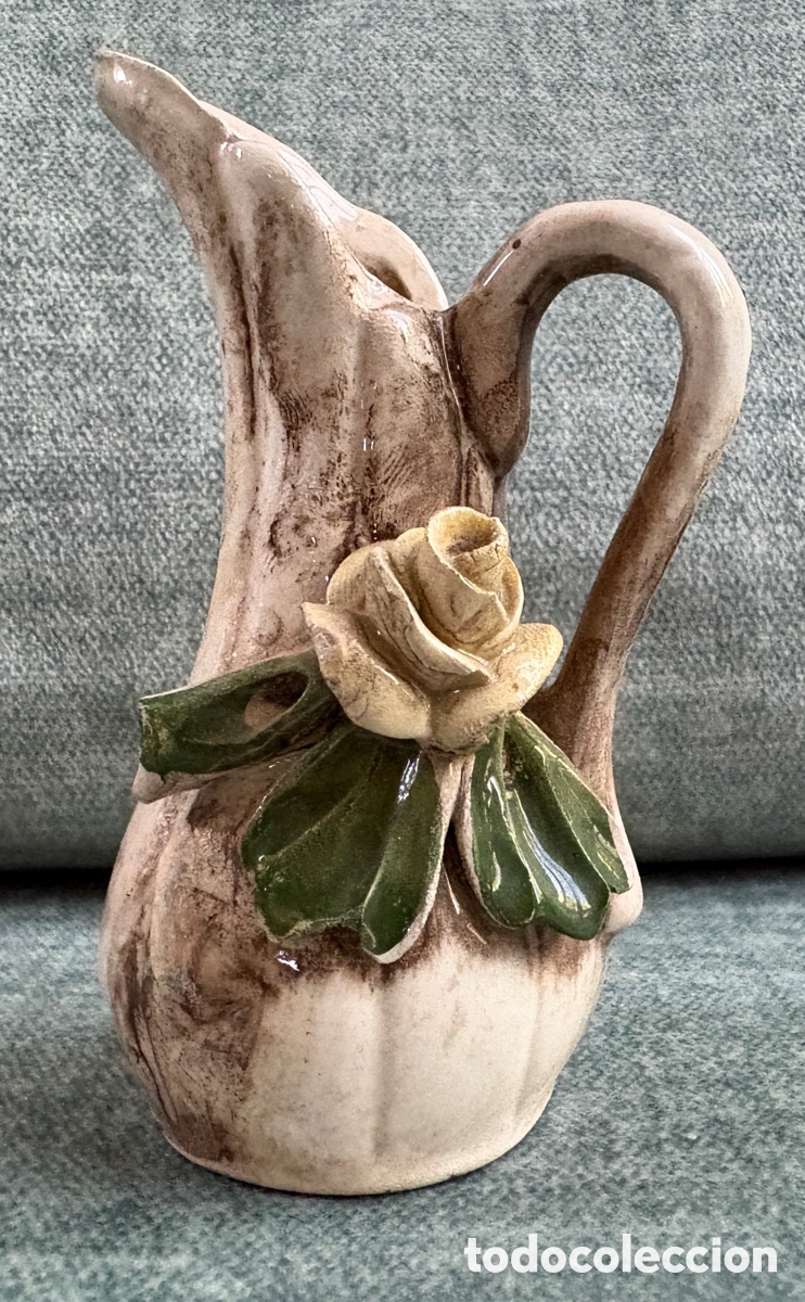 Antig&uuml;edades: (L951) Jarrita porcelana Nuova Capodimonte Savastano | rosa aplicada | Italia | 10cm