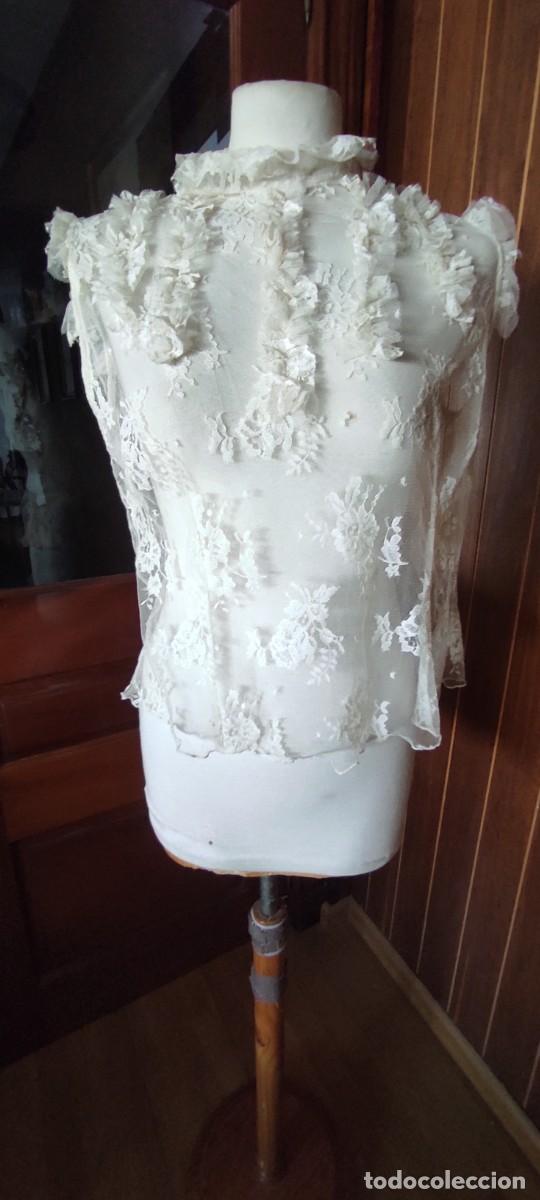 Antig&uuml;edades: BLUSA VINTAGE DE ENCAJE ROMANTICA - CUELLO ALTO CON VOLANTE Y CHORRERA- ESTILO VICTOTORIANO A &ntilde;os 70