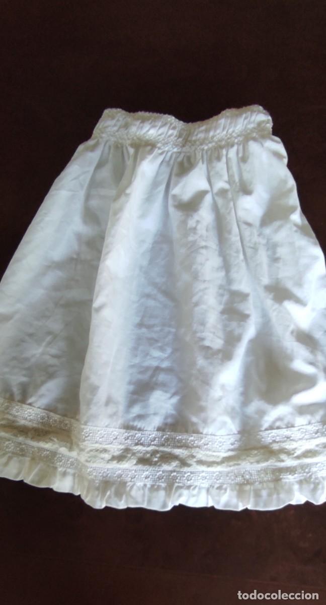 Antig&uuml;edades: FALDON DE BAUTIZO / FALDA VINTAGE INFANTIL BLANCA - CINTURA NIDO DE ABEJA Y PUNTILLAS - A&ntilde;os 70/80