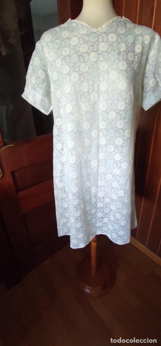 Antig&uuml;edades: CAMISON VINTGE A&Ntilde;OS 70/80 - TEJIDO MAKYLENE - ESTAMPADO FLORAL CELESTE Y BLANCO CON ENCAJE.