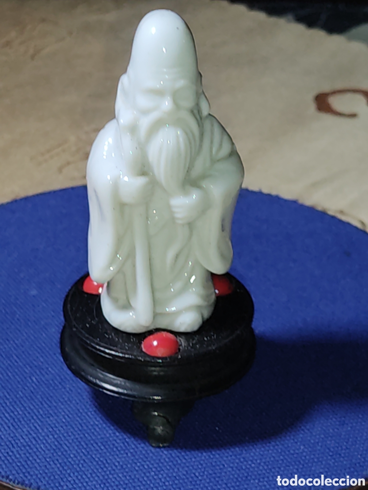 Antig&uuml;edades: Antiguo Buda & figura de porcelana China Blanca con peana de madera y cristal o coral.