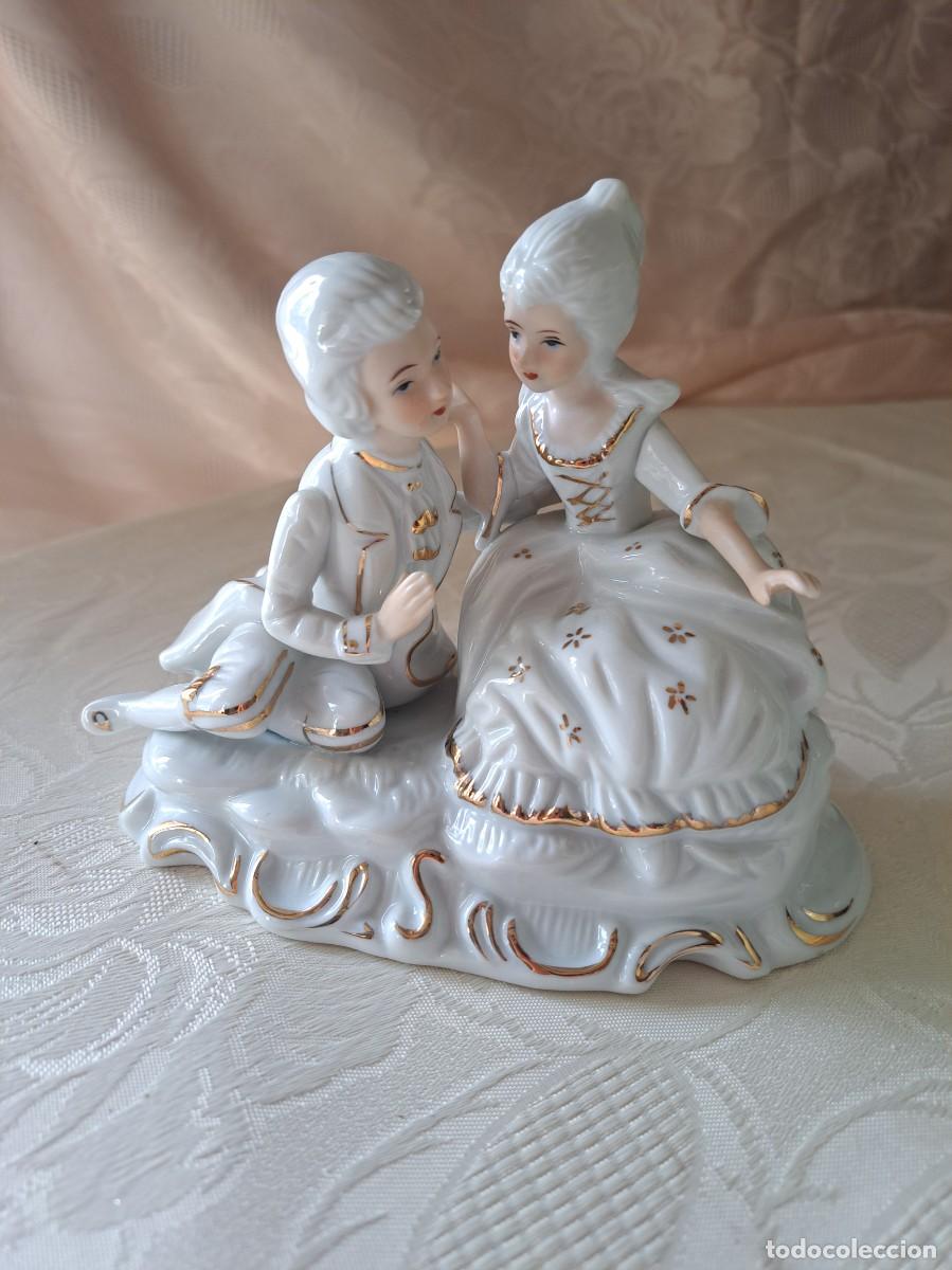 Antig&uuml;edades: Antigua figura de porcelana, pareja de &eacute;poca, Biscuit capodimonte.