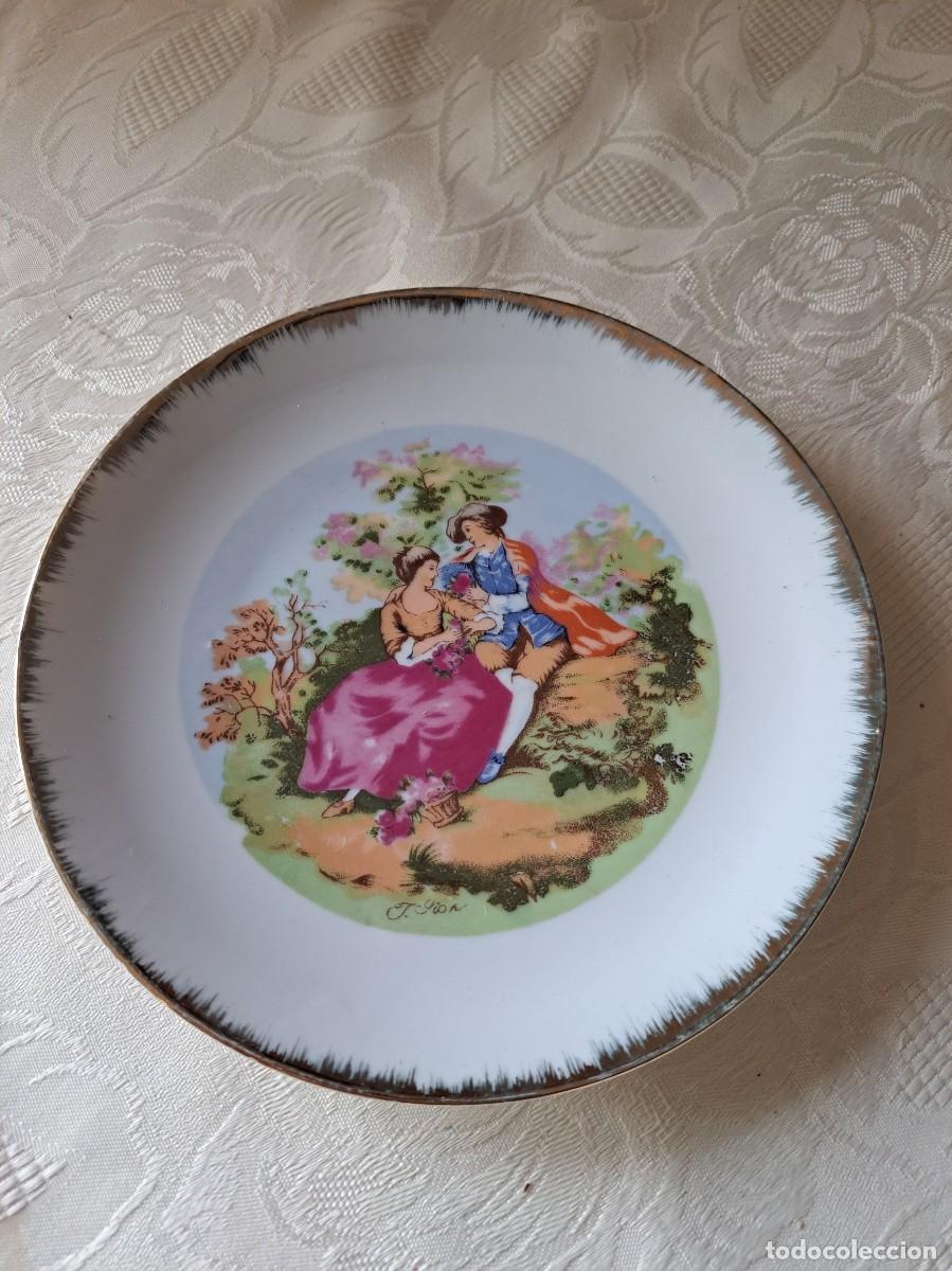 Antig&uuml;edades: Bonito plato de porcelana imagen rom&aacute;ntica de &eacute;poca, sin marca.