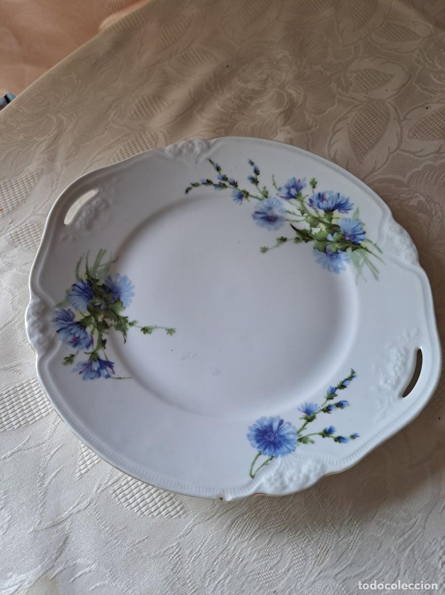 Antig&uuml;edades: Bonito plato de porcelana para dulces o pasteles, con asas y decoraci&oacute;n floral en azul.