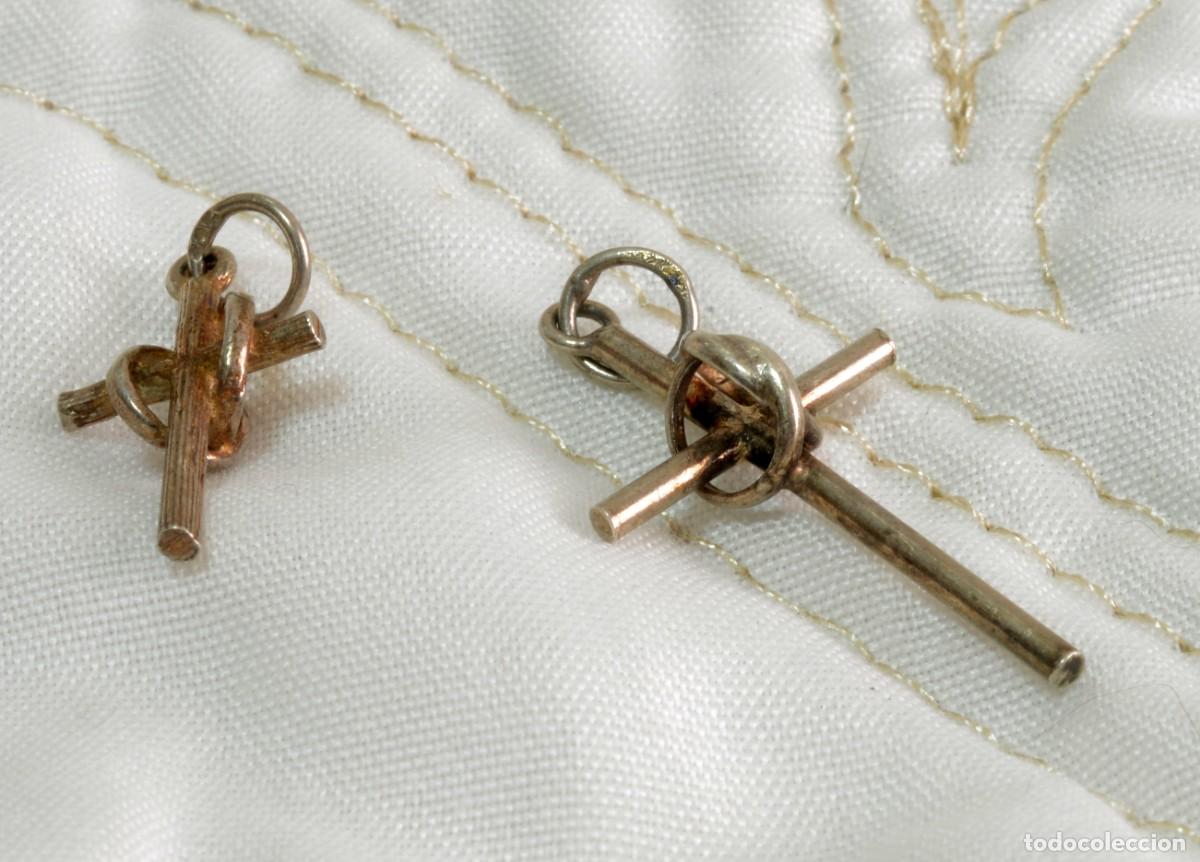 Antig&uuml;edades: Lote de dos crucecitas de plata entrelazadas con un anillo circular para colgar al cuello