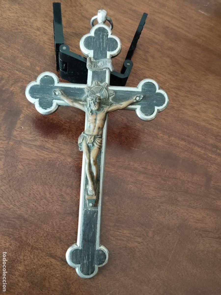 Antig&uuml;edades: Crucifijo de 15,2 cm, grande, bronce, madera y metal. Principios del XX.