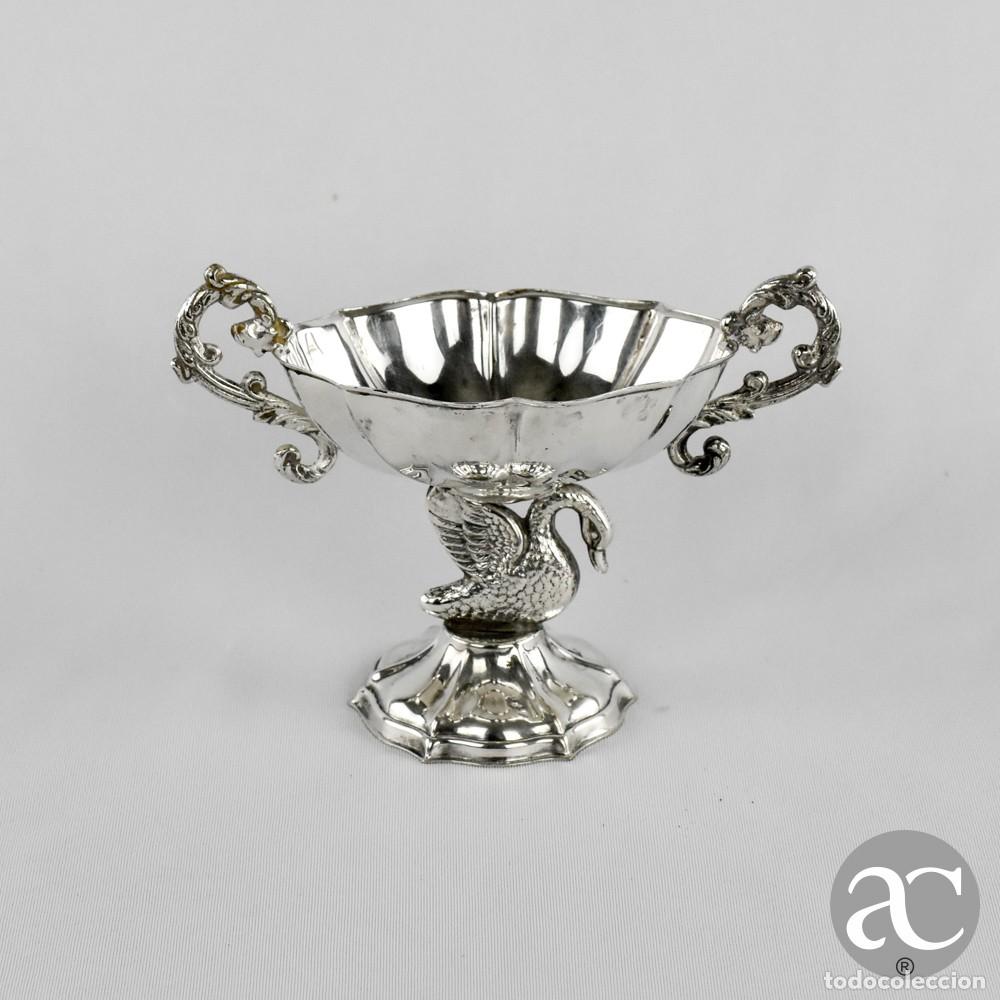 Antig&uuml;edades: Ta&ccedil;a / Saleiro em casquinha ou prata? com p&eacute; em forma de cisne