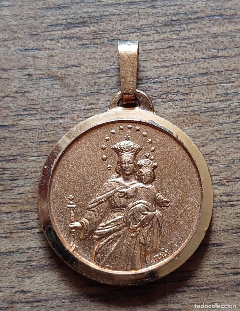 Antig&uuml;edades: Medalla sobredorada Vigen del Pilar y Sagrado coraz&oacute;n