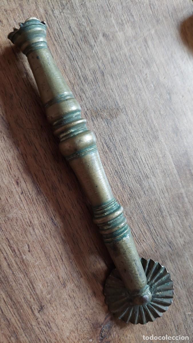 Antig&uuml;edades: Antiguo y magn&iacute;fico troquelador de pasta en bronce