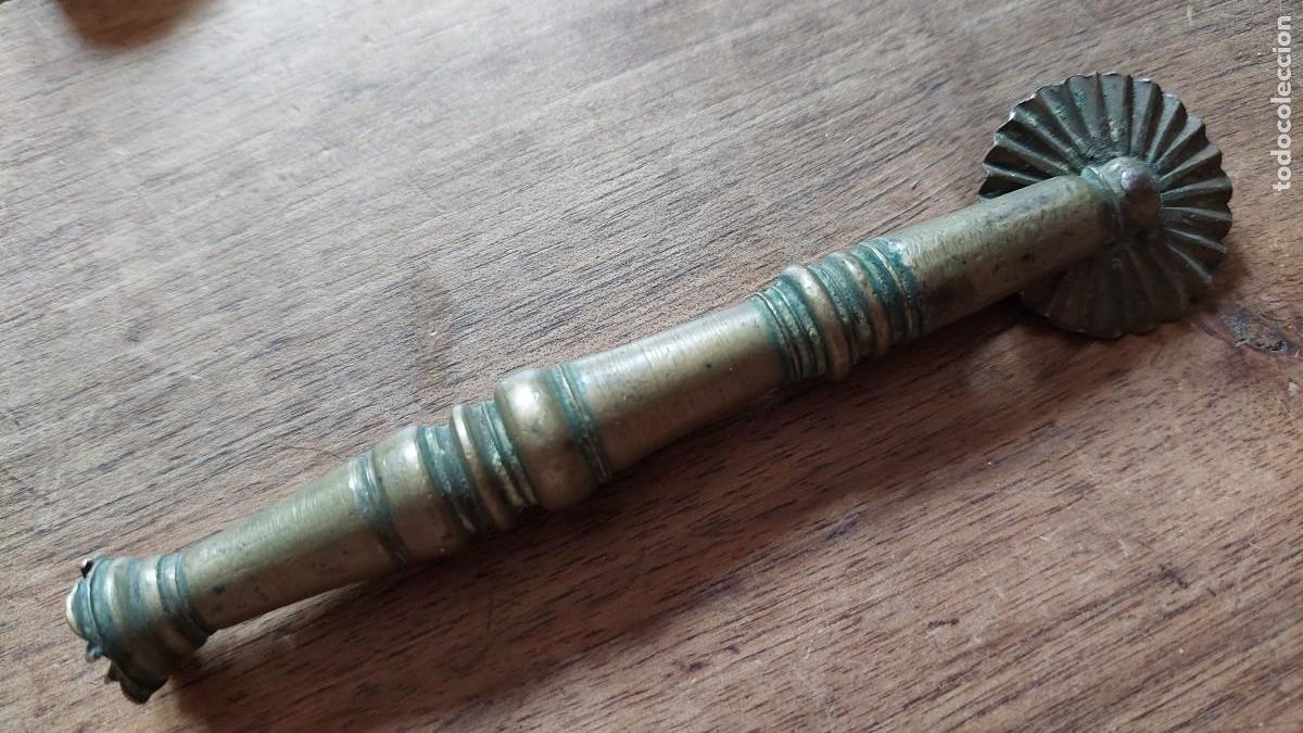Antig&uuml;edades: Antiguo y magn&iacute;fico troquelador de pasta en bronce