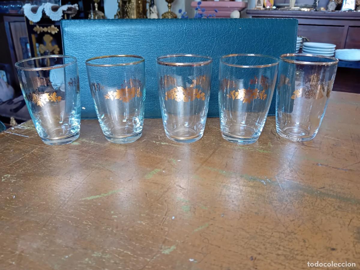 Antig&uuml;edades: 5 vasos con decoraci&oacute;n de rosas y filo en oro al mercurio