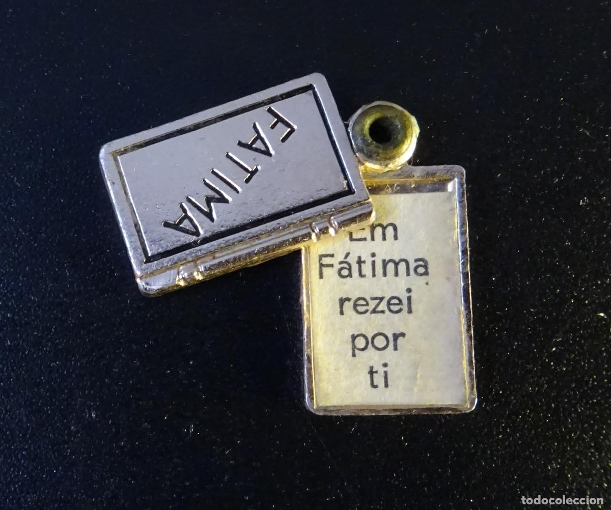 Antig&uuml;edades: MEDALLA DE ALUMINIO VIRGEN DE F&Aacute;TIMA SIMULANDO UN LIBRO. FORMATO 2 X 1 CM