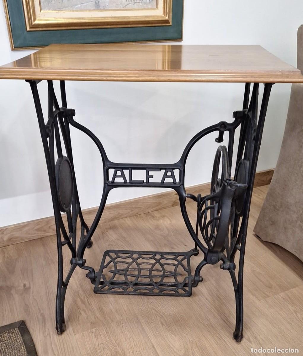 Antiquit&eacute;s: Preciosa mesa de madera con Base de Maquina Alfa