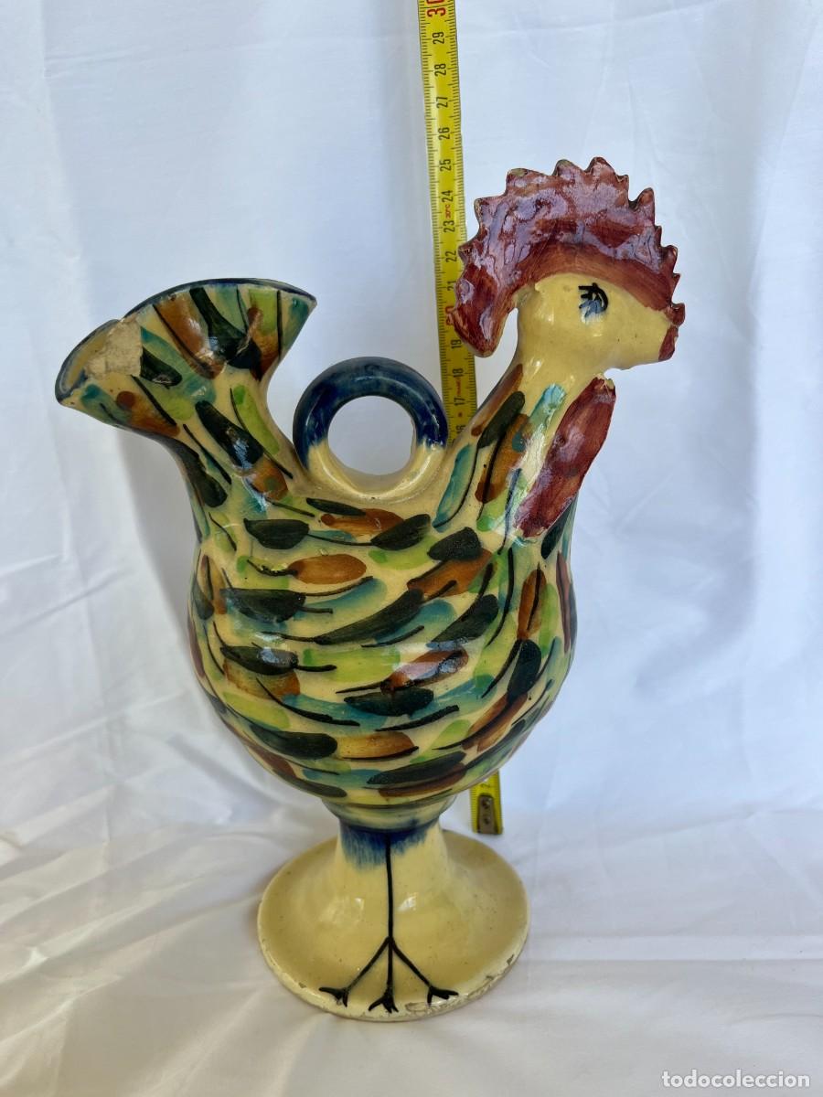 Antig&uuml;edades: Figura de gallo de cer&aacute;mica y botijo, de colecci&oacute;n.