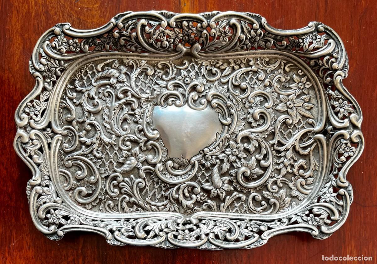Antig&uuml;edades: Magn&iacute;fica bandeja de plata maciza repujada y calada, Decoraci&oacute;n floral y rocalla, 31 x 21,5 cm &ndash; 3