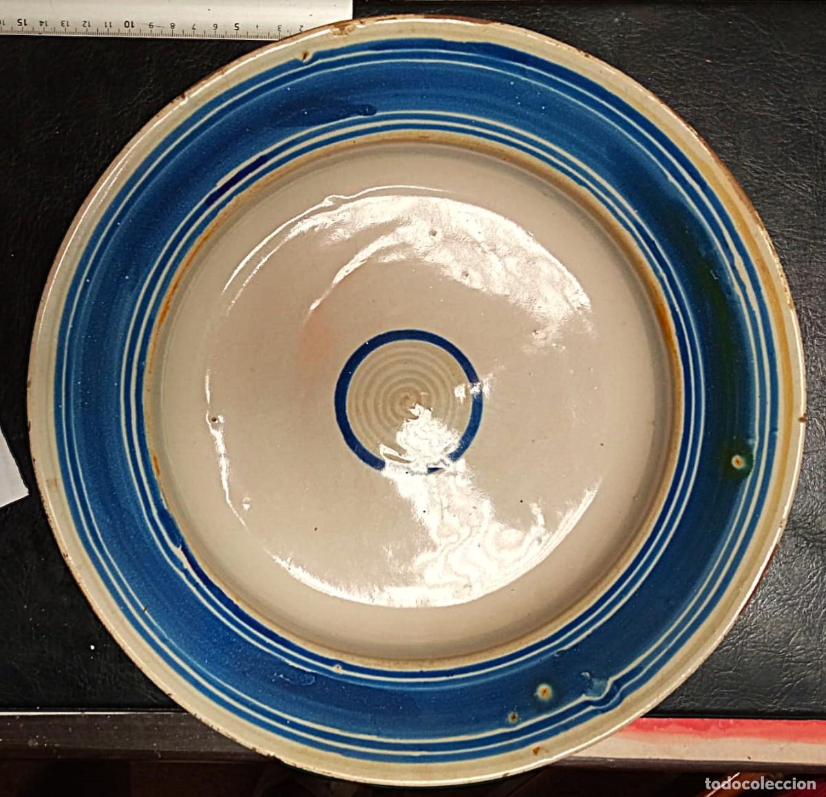 Antig&uuml;edades: Gran Plato / Fuente de Cer&aacute;mica de Co&iacute;mbra (Portugal) - Pintado a mano, 32.5 cm