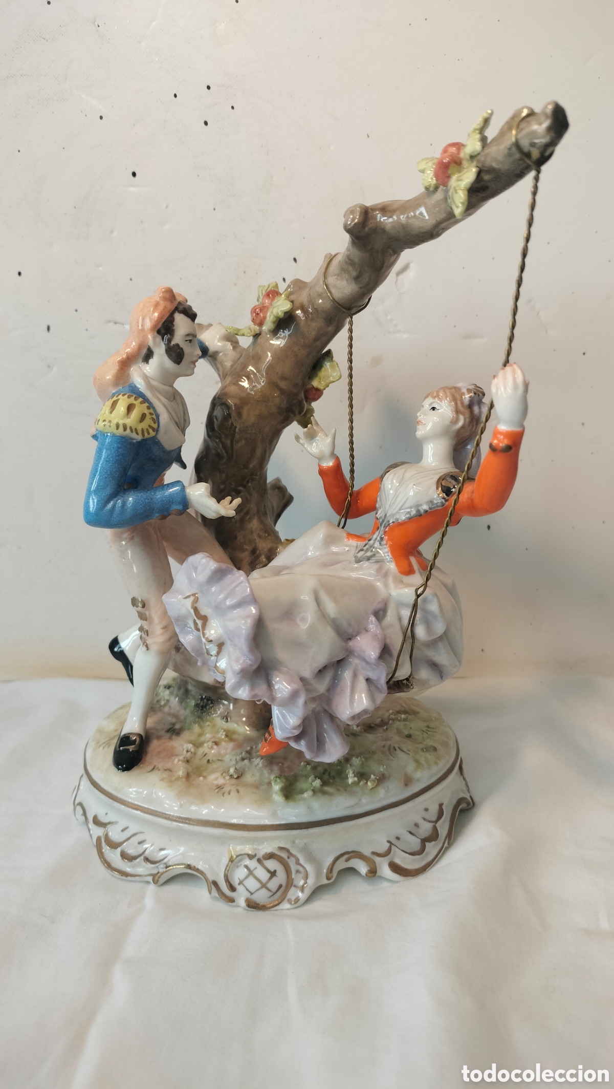 Antig&uuml;edades: Figura Porcelana- Galvez-&nbsp;Pareja en columpio- 19 cm