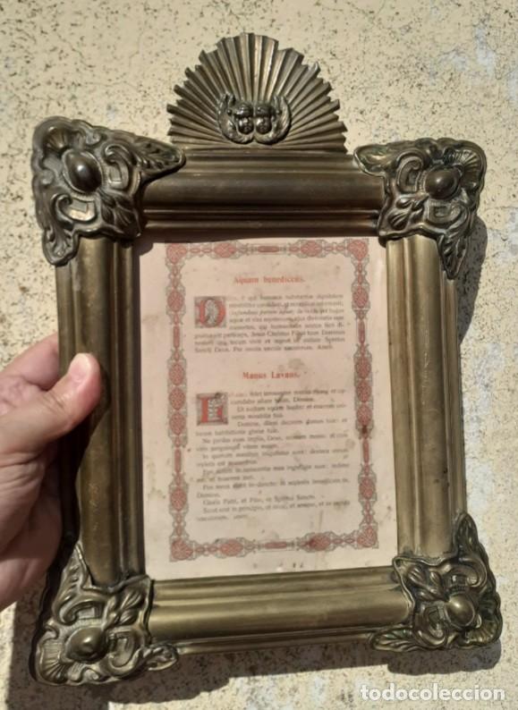 Antig&uuml;edades: Sacra siglo XIX bronce labrado resplandor con &aacute;ngeles querubines Aquam Benedicen Manus Lavans