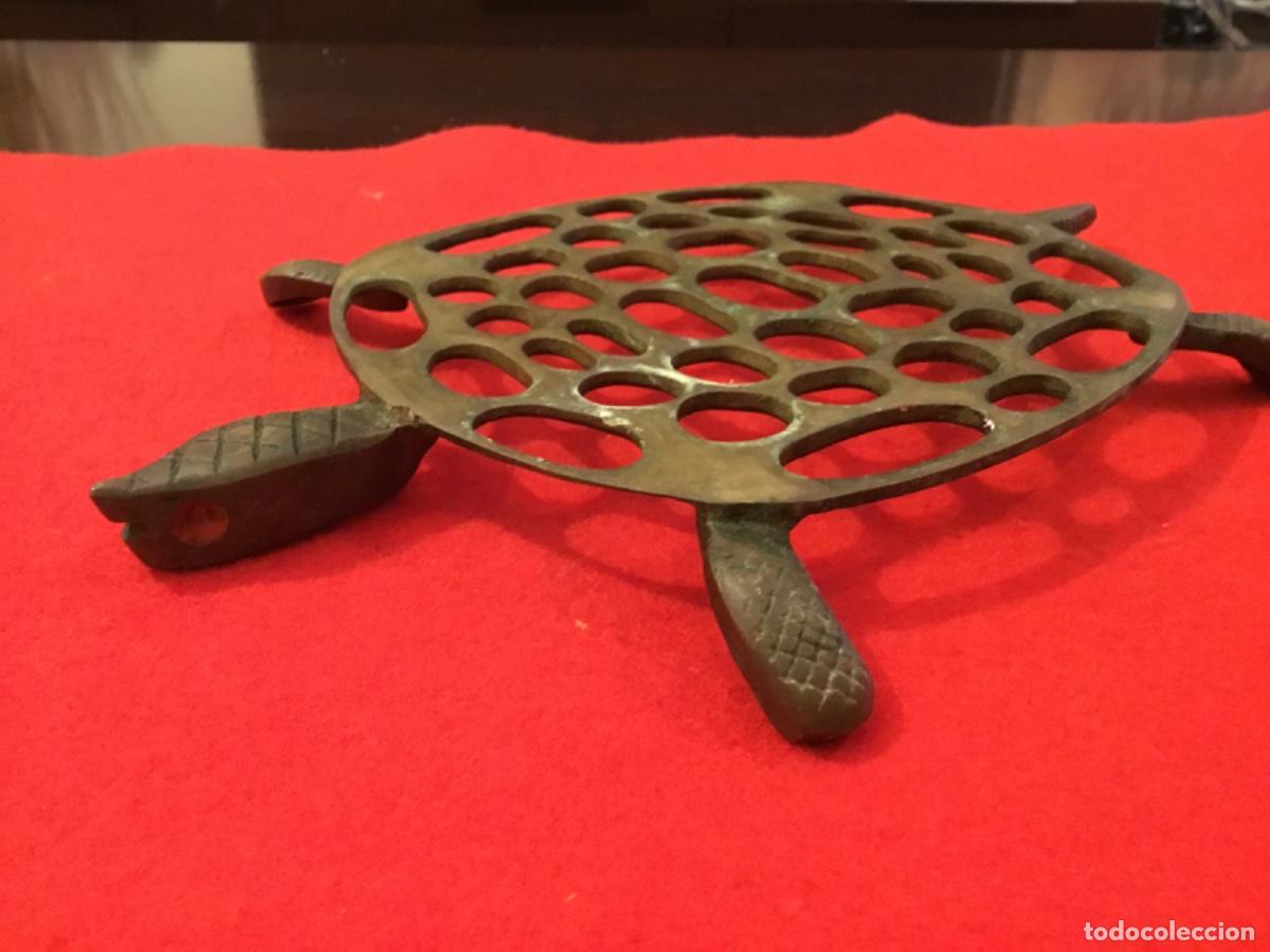 Antig&uuml;edades: SALVAMANTELES DE BRONCE CON FORMA DE TORTUGA