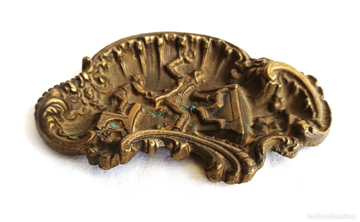 Antig&uuml;edades: Elegante vaciabolsillos realizado en lat&oacute;n, bronce - Principios SXX