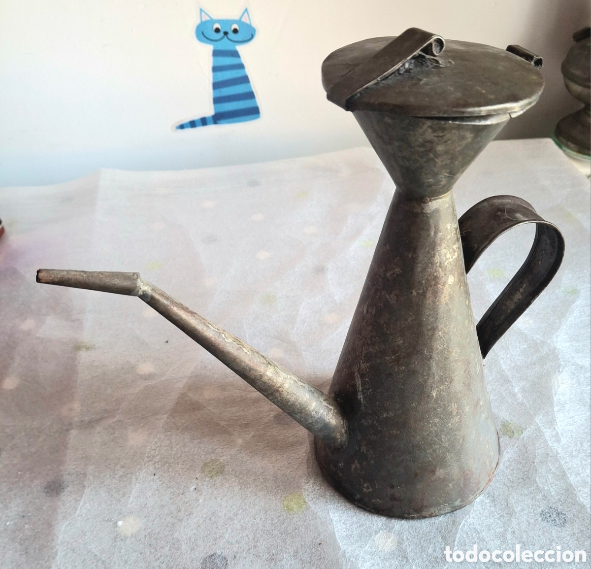 Antig&uuml;edades: ANTIGUA ACEITERA DE HOJALATA O ZINC