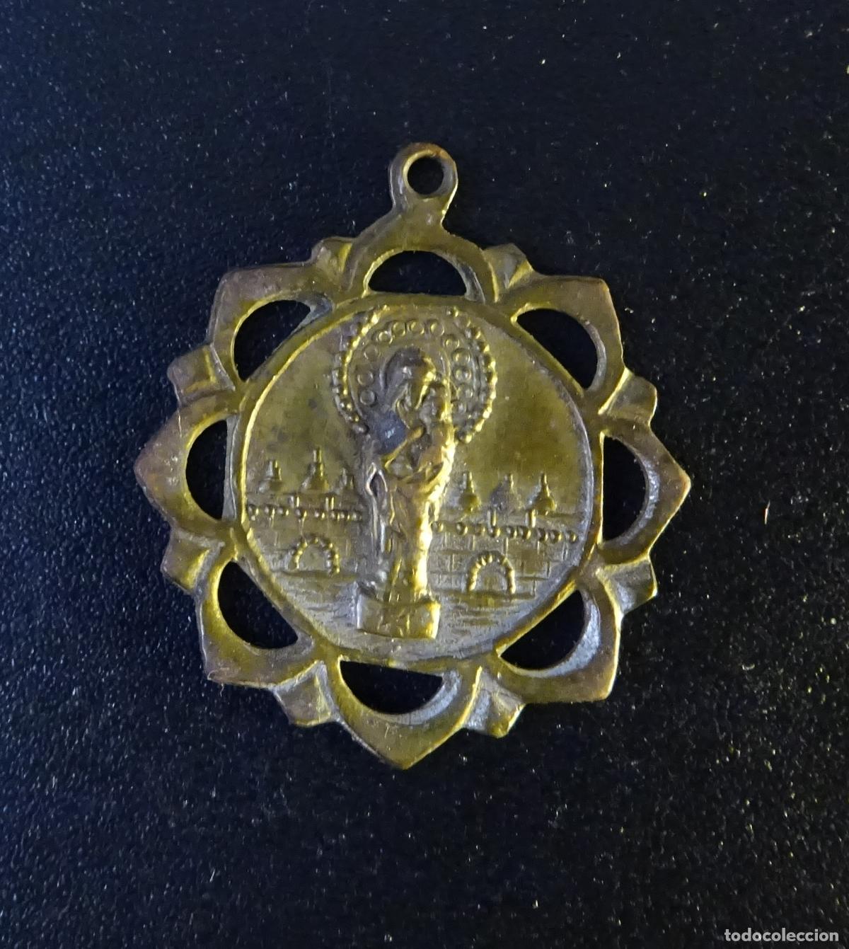 Antig&uuml;edades: ANTIGUA MEDALLA DE LAT&Oacute;N PLATEADO VIRGEN DEL PILAR. DI&Aacute;METRO 2 CM