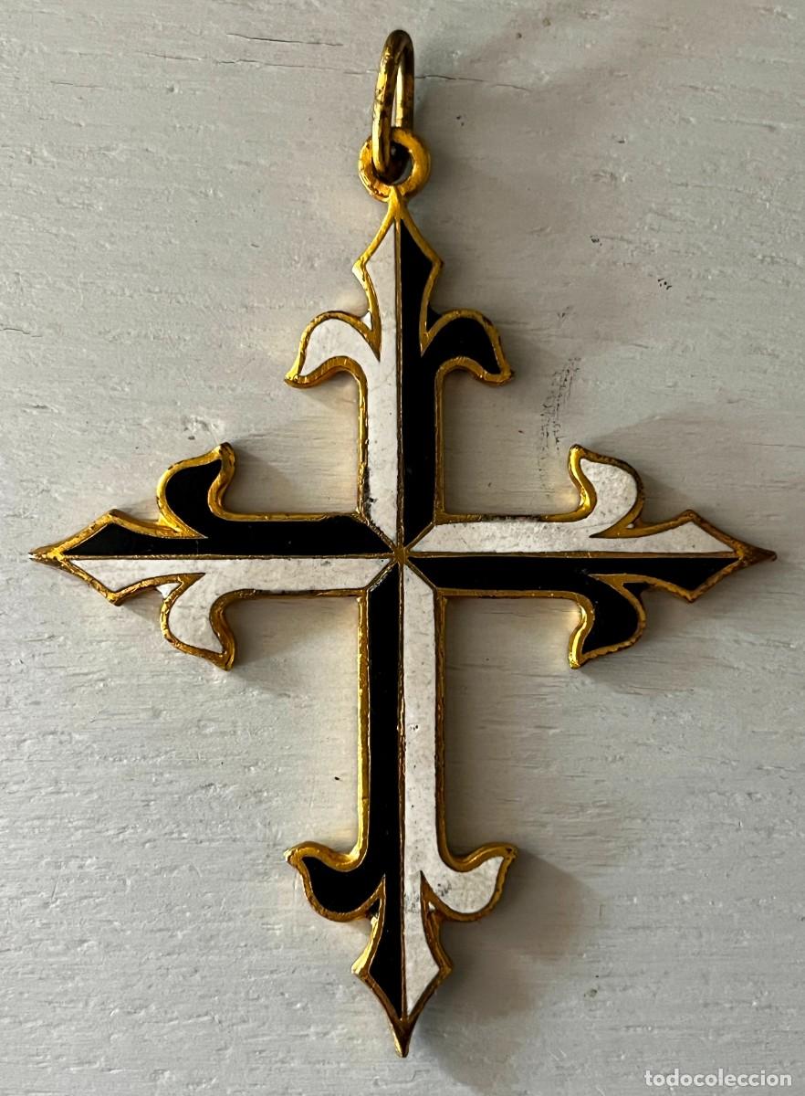 Oggetti Antichi: Antigua cruz de los Dominicos de bronce y esmaltes, mide 7,2 x 6 cms. sin contar la argolla. Excelen