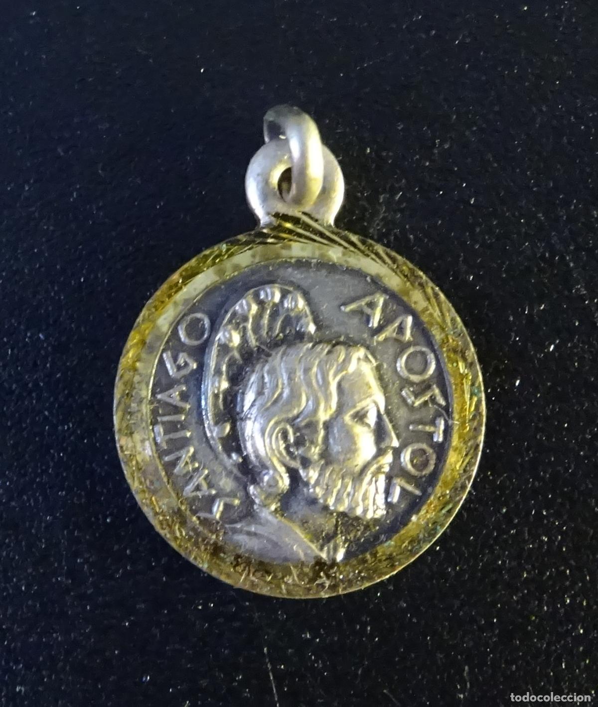 Antig&uuml;edades: MEDALLA DE LAT&Oacute;N PLATEADO SANTIAGO APOSTOL RECUERDO SANTIAGO. DI&Aacute;METRO 1,5 CM
