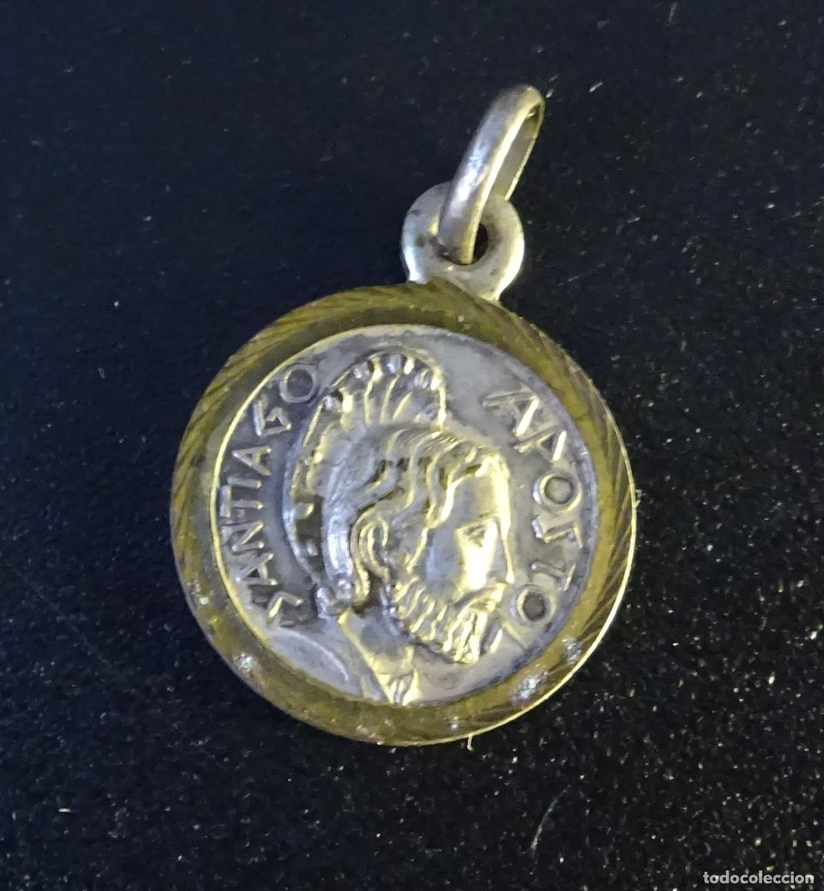 Antig&uuml;edades: MEDALLA DE LAT&Oacute;N PLATEADO SANTIAGO APOSTOL RECUERDO SANTIAGO. DI&Aacute;METRO 1,5 CM