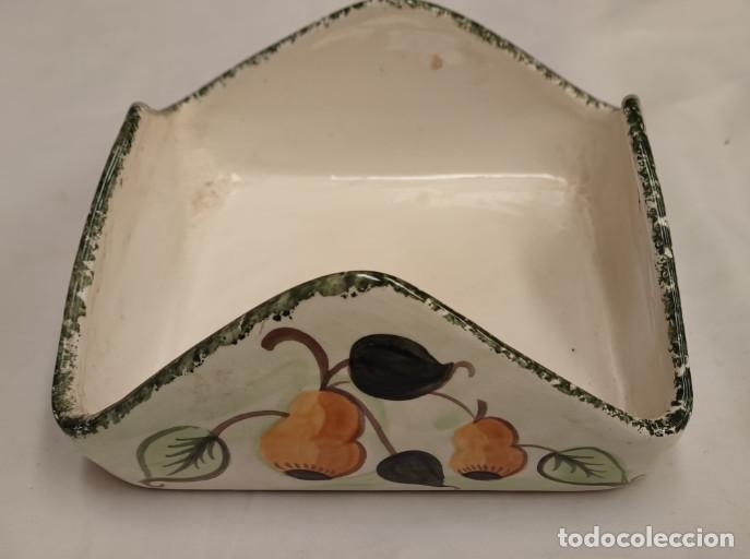 Antig&uuml;edades: RECIPIENTE DE PORCELANA PARA TENER LAS SERVILLETAS, SERVILLETERO, SEYMAR OROPESA, HECHO A MANO