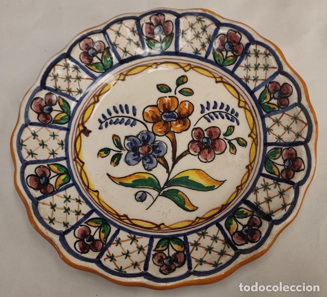 Antig&uuml;edades: PLATO DE TALAVERA PARA COLGAR, PINTADO A MANO A MANO, 18,5 CM