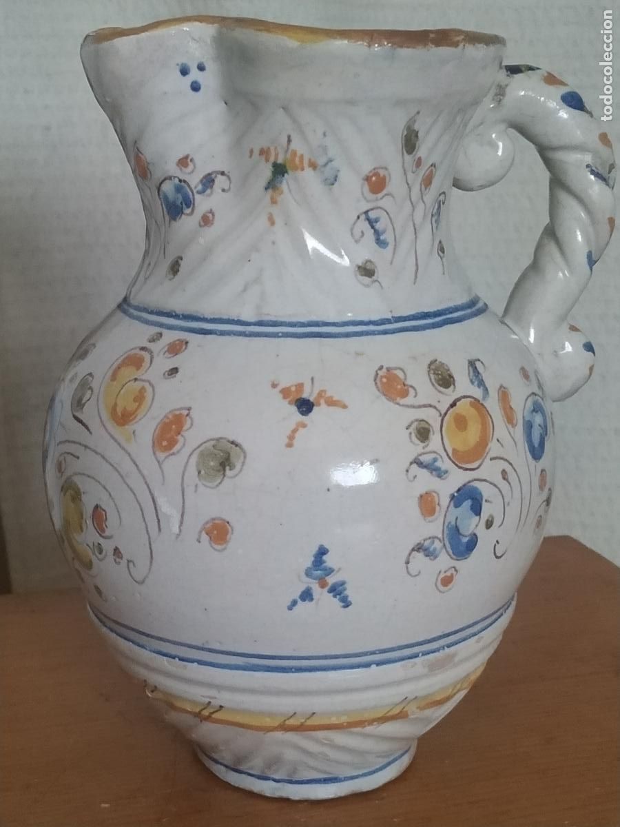 Antig&uuml;edades: Jarra cer&aacute;mica Talavera Niveiro con flores