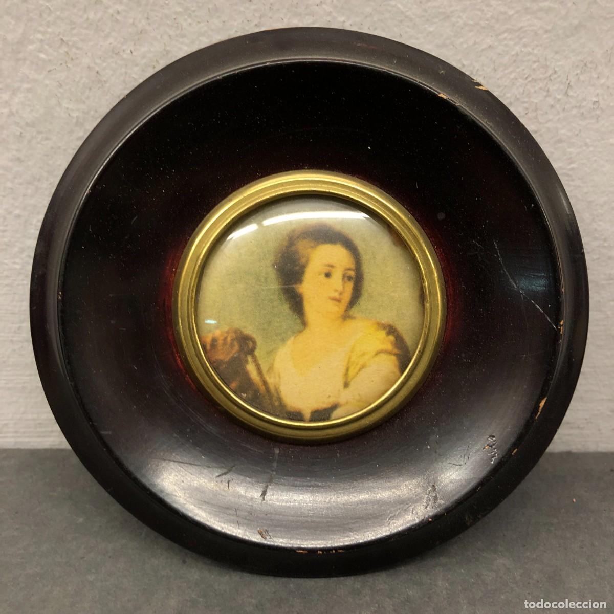 Antig&uuml;edades: RETRATO EN MINIATURA - RETRATO DAMA - SIGLO XIX - MARCO DE MADERA - CAPITOLIO - 12 CM &Oslash; / 1638